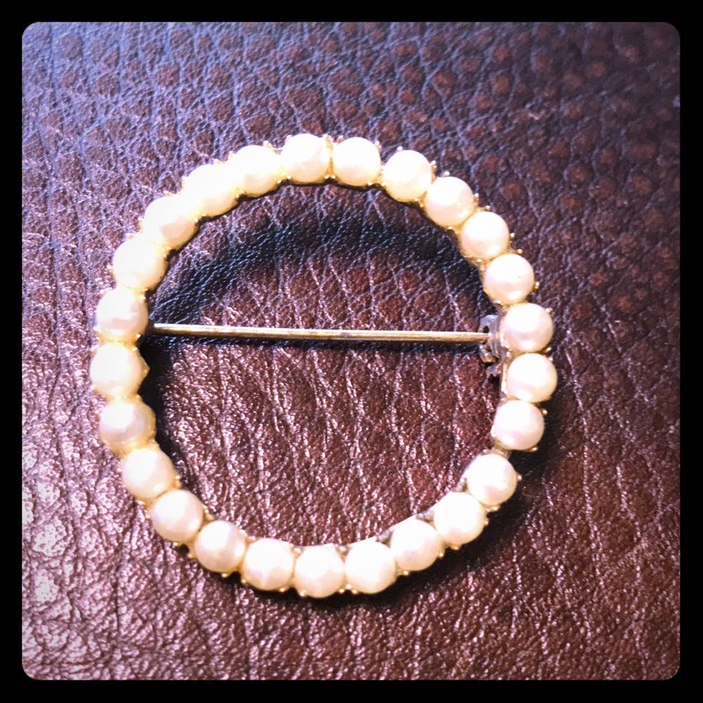 Vintage round pin with pearls.